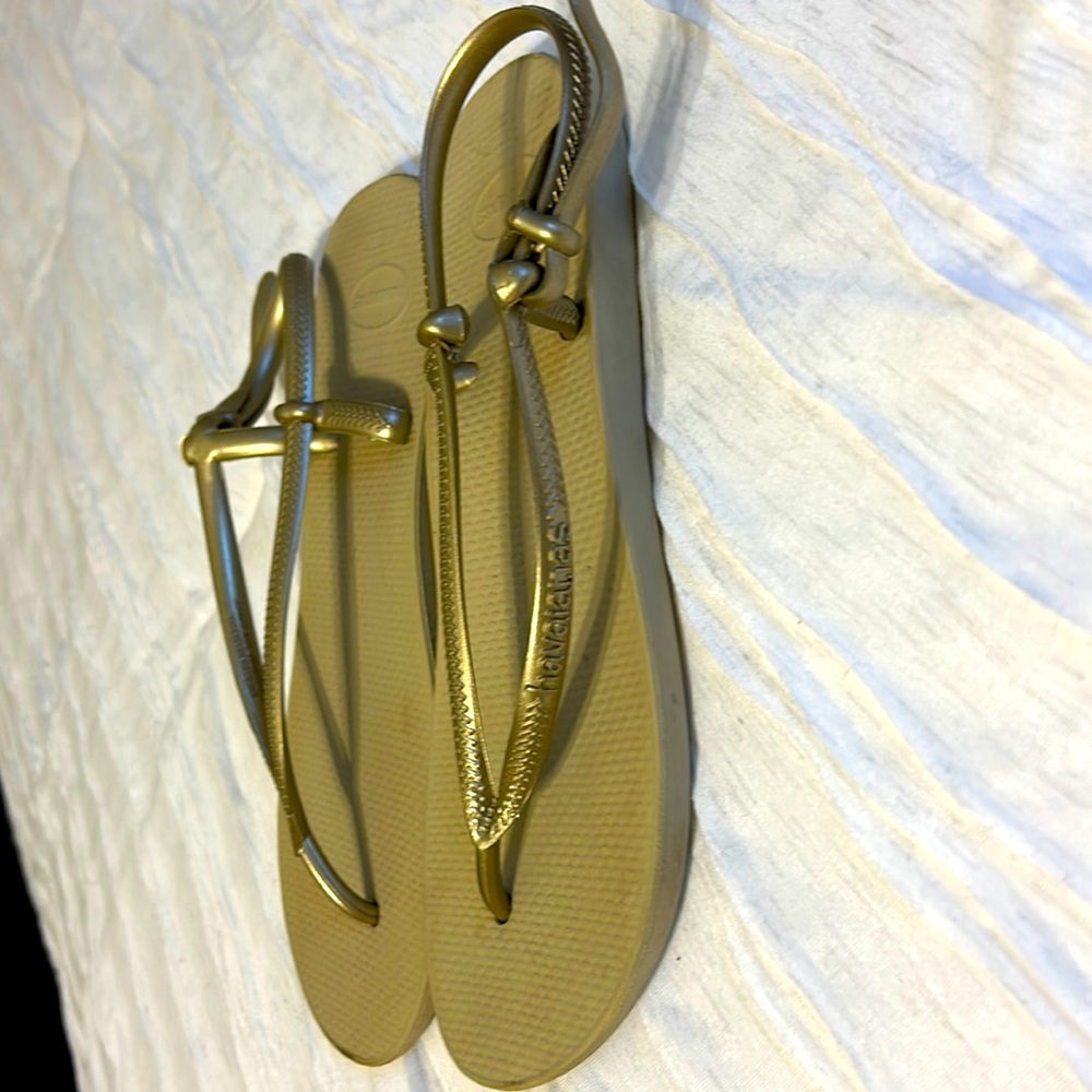 Havaiana gold strap heels flat sandals size 7/8 euro size 41